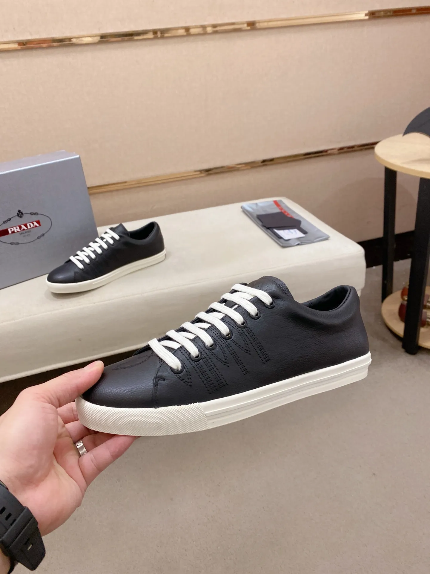 Factory price 560💰 ✔️✔️✔️Higher version High-quality new PRADA (Prada) counters are launched simultaneously. The new men's shoes and 😘fabric are made of selected first-layer cowhide with superb craftsmanship. Lining: Full cowhide lining. 👍🏿 High-end ☄️ air-cushion molded anti-slip rubber outsole, exquisite lines, simple and elegant, comfortable and high-end for leisure travel. Code number: 38 to 45